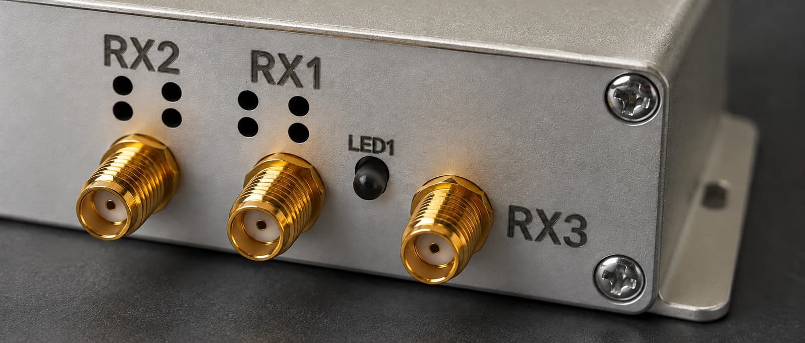 TrackBox 金属机身与射频接口细节